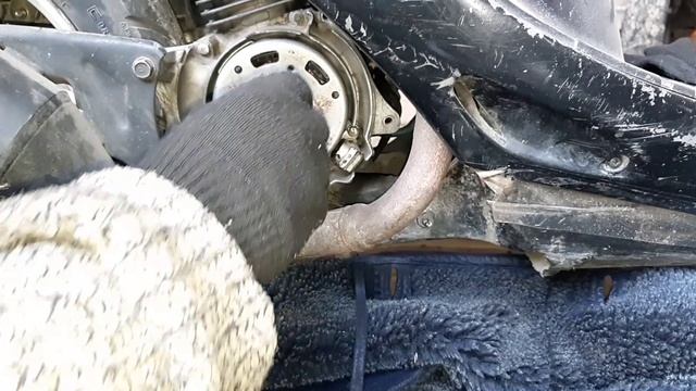 Снимаем генератор меняем сальник Honda dio af18