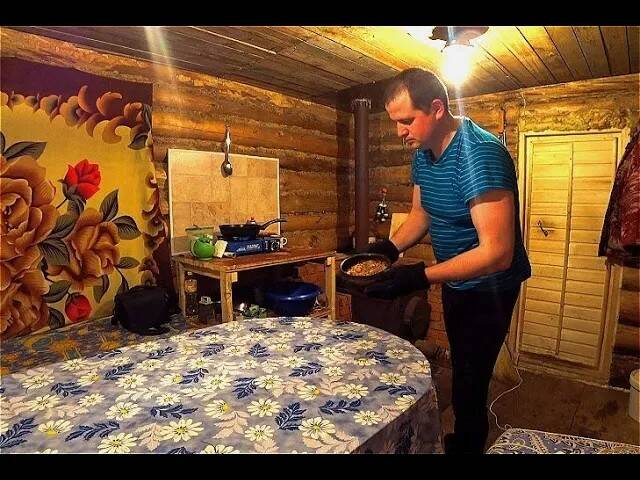 16 Завозим стройматериалы в избу. Отдых в ТАЙГЕ в мороз. Готовлю в чугунке..mp4