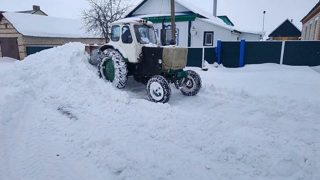 Чистим снег трактором ЮМЗ.