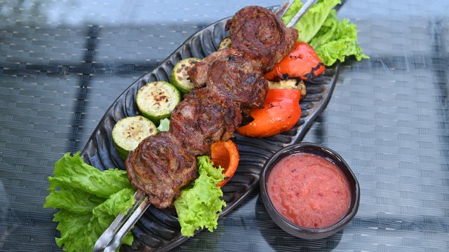 Ролл из баранины. Сливовый соус