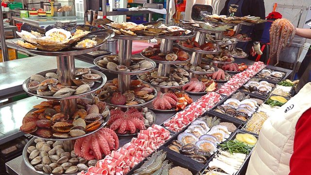Рынки Вьетнама и Японии с морепродуктами.