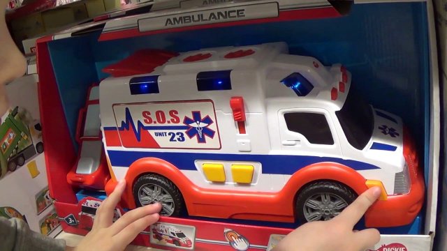 Детский магазин игрушек Макс гуляет и смотрит игрушки
