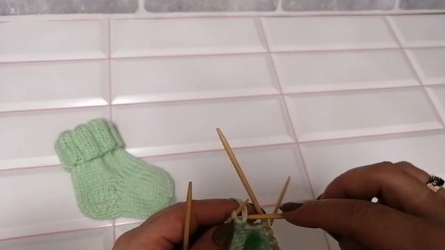 Носочки для новорожденных спицами