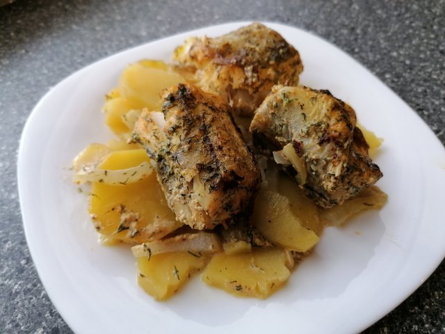 ПРОСТО РАСКЛАДЫВАЮ МИНТАЙ С КАРТОШКОЙ СЛОЯМИ И ЗАПЕКАЮ В ДУХОВКЕ.