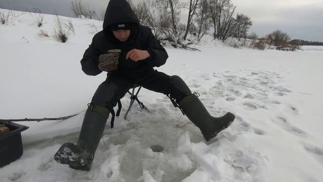 Зимняя рыбалка на малых реках. Один на льду.