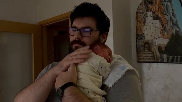 Как держать новорожденного столбиком, чтобы он срыгнул онлайн без регистрации и смс