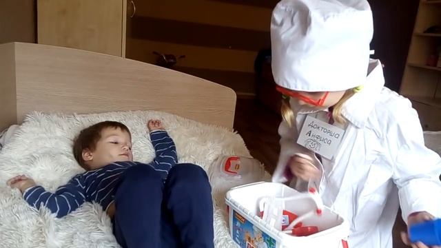 Болит живот. Вызвали доктора Анфису. Делаем укол в живот. Играем в прикол как мисс Кэти