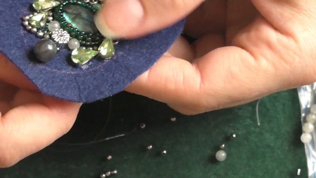 Вышиваем элегантный кулон. Разговор про платные и бесплатные мк