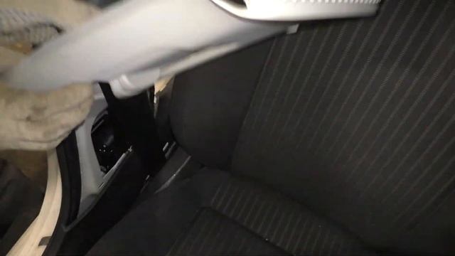 VW Polo Sedan - как снять  передние ремни безопасности