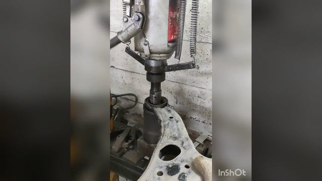 ремонт подвески. Замена сайлентблока Toyota Prius. Снятие рычага, демонтаж рычага.