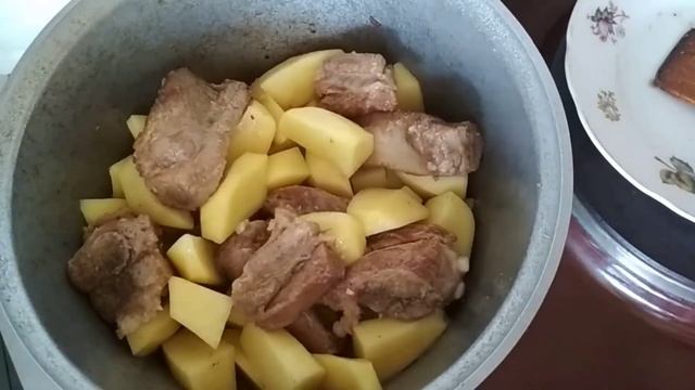 Тушеная картошка  с ребрышками