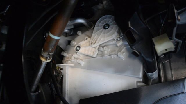Lancer 9. Не переключается заслонка печки.