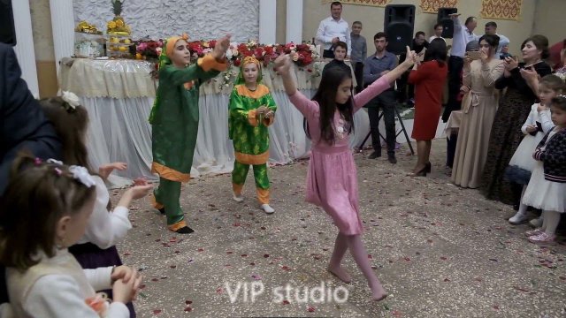 Гости в ШОКЕ ! Девочки танцуют лезгинку на свадьбе !! #танец #музыка #лезгинка