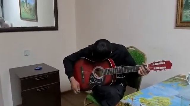 Столик на двоих. Черный Аман на гитаре.