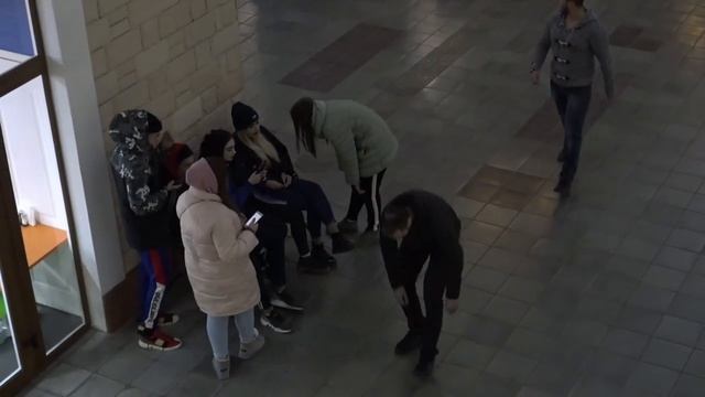Пранк. Шнурки завязал. Неловко вышло.