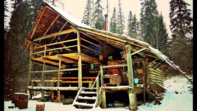 Двухэтажная изба с балконом в Тайге