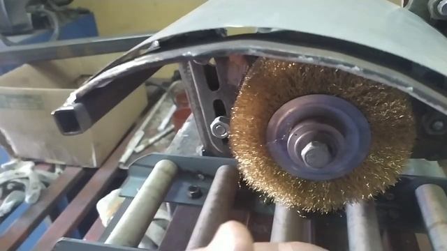 Это просто супер. Станок для зачистки профильной трубы.