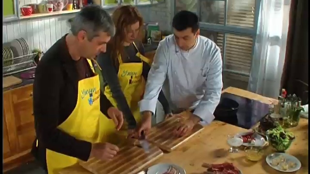 Салат с козьим сыром. Телячья корейка с гречкой. Тар-тар из клубники