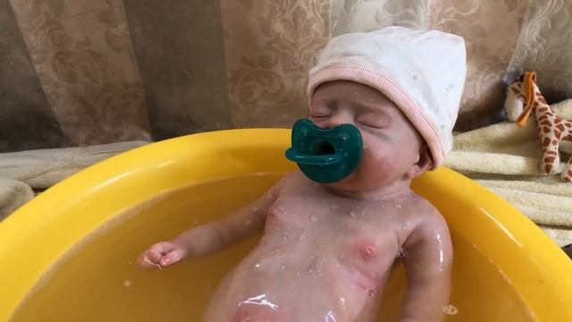 Первое купание силиконовой куклы реборн / Fullbody silicone reborn bath