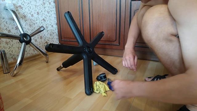 Как разобрать колесики от офисного кресла легко и просто
