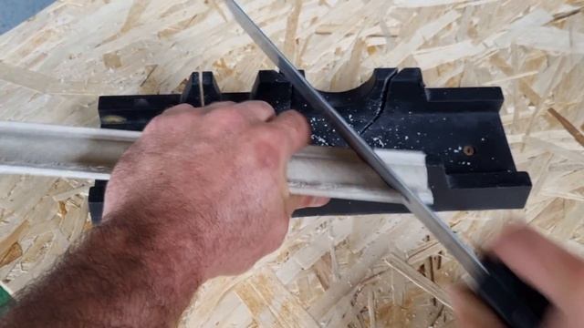 +Как отрезать угол +на потолочном плинтусе