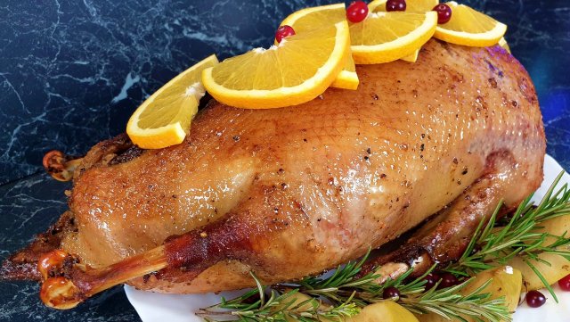 Вкусный ГУСЬ ЗАПЕЧЕННЫЙ В ДУХОВКЕ целиком с яблоками. Рецепты на праздничный стол. Новый год 2025.