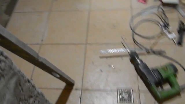 Кладка плитки в бане на стене душевой комнаты.