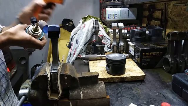 13.Сборка поршней с шатунами на ВАЗ 21083