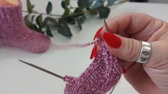 Как связать детские носочки спицами (на трёх спицах)Подробное описание #носкиспицами