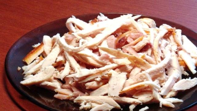 Простой салат с копченой курицей