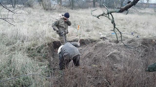 Ради таких находок стоит и по шурфить!!Шурф старого фундамента (Часть-1-Я)