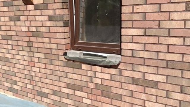 Заполнение шва между окном и облицовочным кирпичом