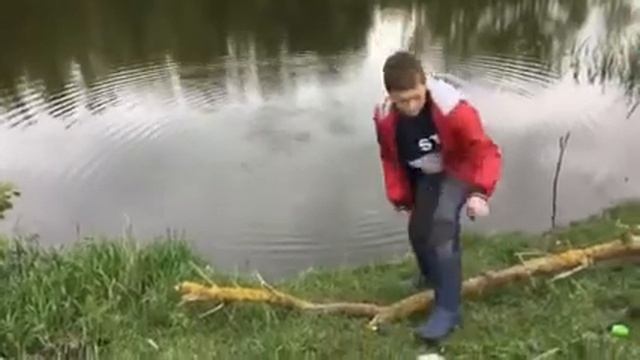 ЛЕО ЛЕО ЛОВИТ РЫБУ С ПАПОЙ ?