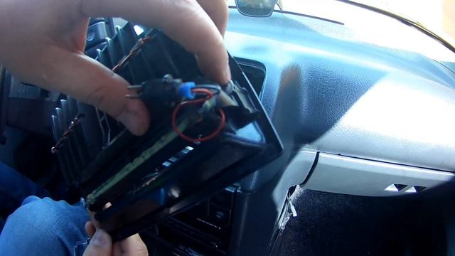 Как заменить центральный дефлектор(решетки) старого образца на новый ВАЗ 2110.