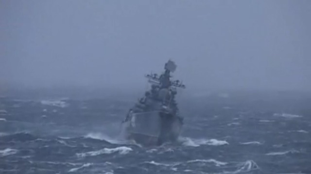 Военный корабль и шторм