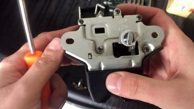 Почему не закрывается замок багажника Хендай Солярис?