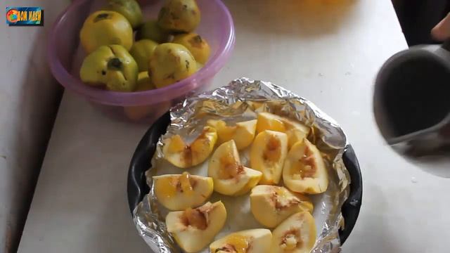 Запекаю айву с орехами и медом  в духовке. Очень вкусный десерт.