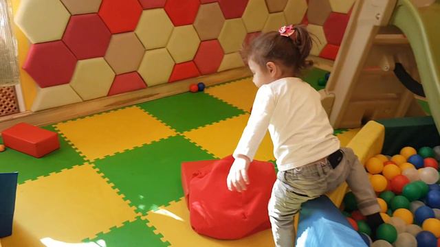 Ребенок на горке. Детские игры.  Детский клуб. Kids games. Kids club.  Funny child.
