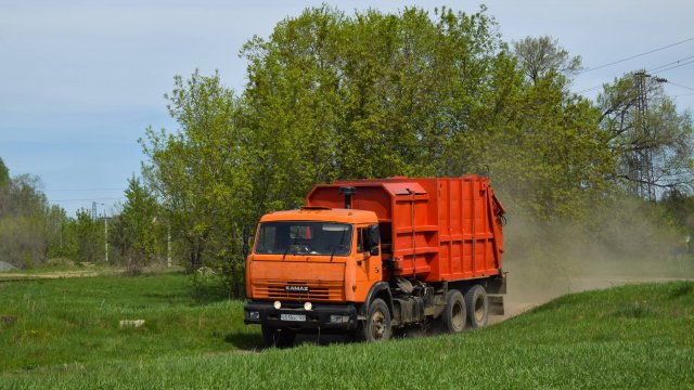 Мусоровоз МКМ-4605 на шасси КамАЗ-53215R (В 518 ОС 122). / KAMAZ garbage truck.