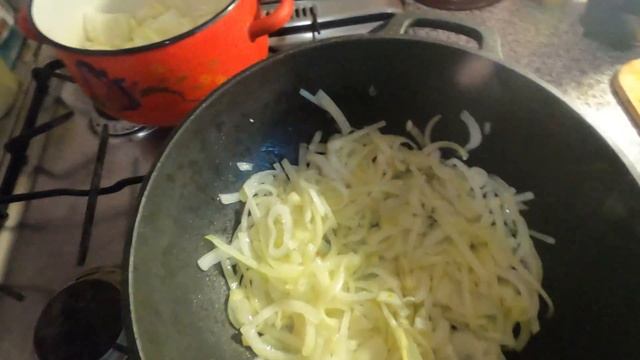 Дикая утка тушеная в казане с луком на плите. Рецепт дикой утки