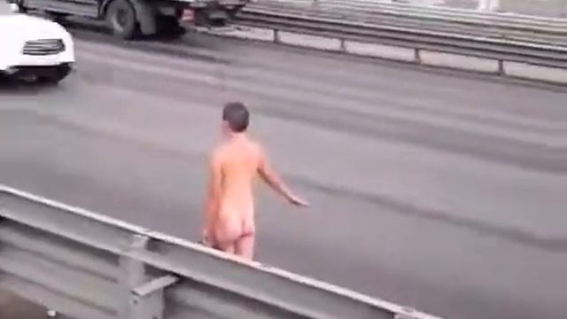 С голым задом ловит попутку
