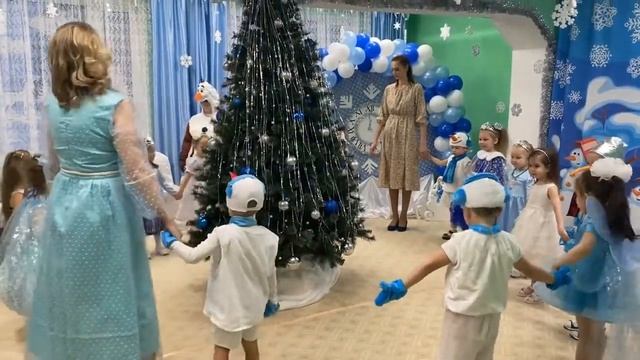 Новогодний праздник в средней группе "Холодное сердце"