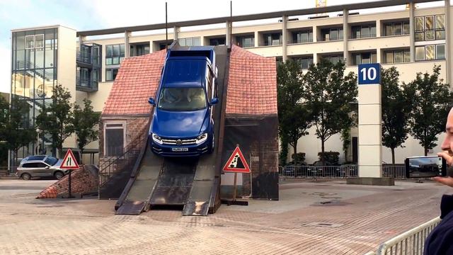 Cистема помощи при спуске автомобиля в действии