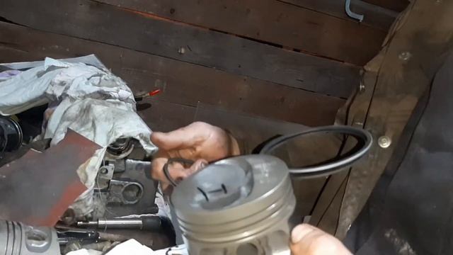 Установка колец на поршень