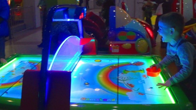 Влог. Играем в игровые автоматы - Детский канал Max Show for Kids