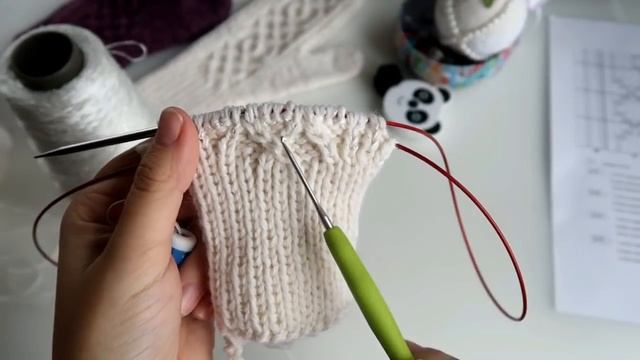 МК ВАРЕЖКИ СПИЦАМИ С КЛИНОМ ДЛЯ БОЛЬШОГО ПАЛЬЦА // С КРАСИВЫМ АРАНОМ // СХЕМА ПРИЛАГАЕТСЯ!