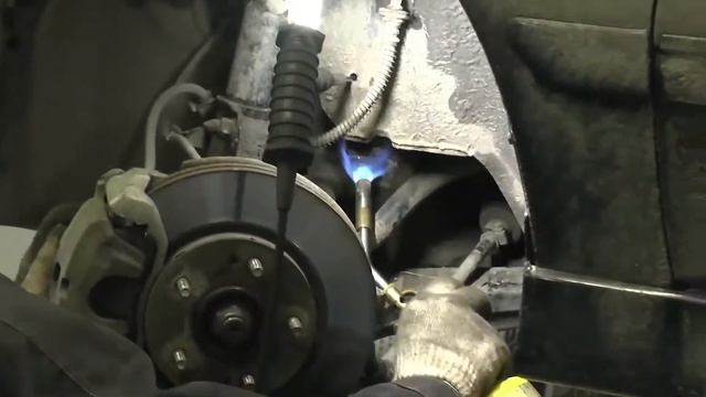 Как открутить болт подрамника , если он прокручивает