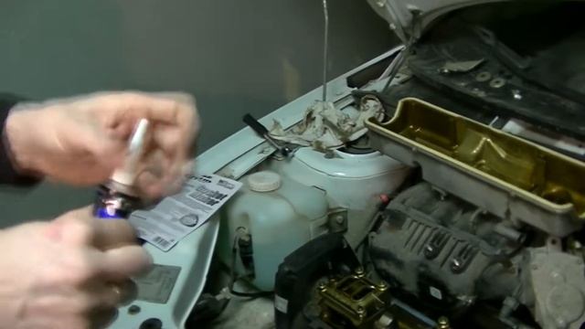 Клапанная крышка автомобиля Гранта (LADA GRANTA), монтаж и замена  прокладки крышки распредвала 201