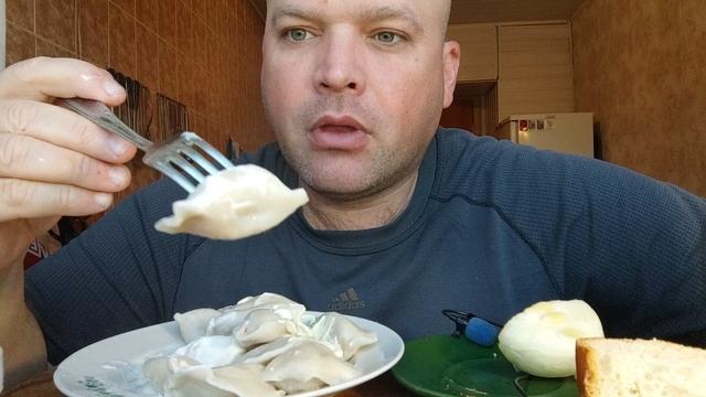 ОБЖОР Вареники с картошкой и сарделька/мукбанг утренний