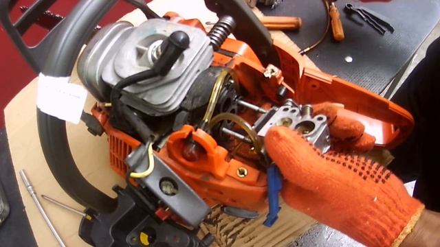 Husqvarna 240.И снова о карбюраторе.Конструкторский ляп или что это?